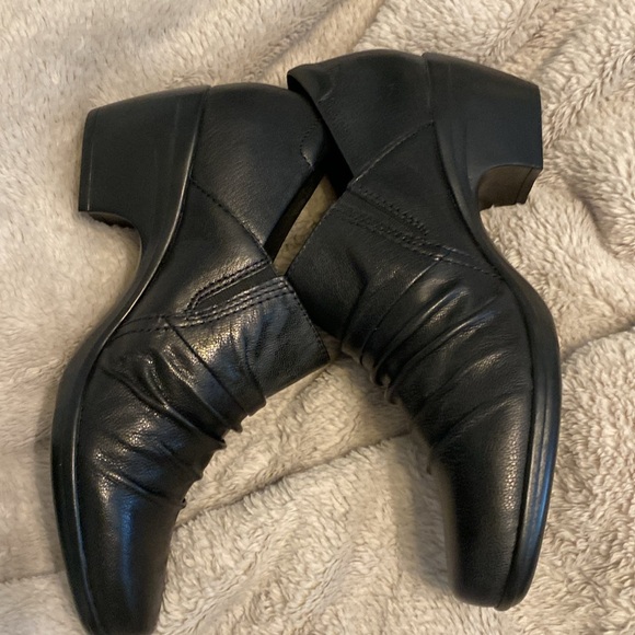 Emily Cove Slip-On Black Size 8M
Current price: $89.9 - Picture 6 of 9